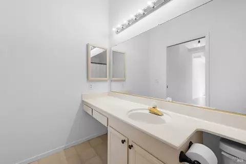 Bath - 572 Eldridge Ave, Vacaville, CA 95688 photo 3 of 3
