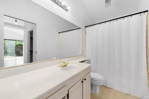 Bath - 572 Eldridge Ave, Vacaville, CA 95688 photo 2 of 3