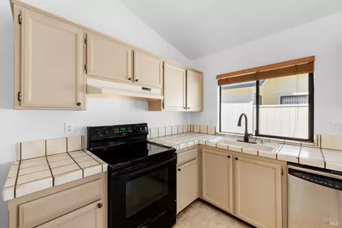 Kitchen - 572 Eldridge Ave, Vacaville, CA 95688 photo 4 of 4