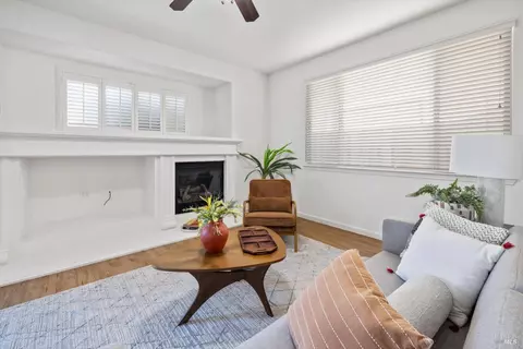 Living - 3091 Red Maple Ct, Vacaville, CA 95687 photo 2 of 4