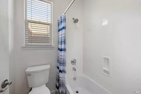 Bath - 3091 Red Maple Ct, Vacaville, CA 95687 photo 4 of 4
