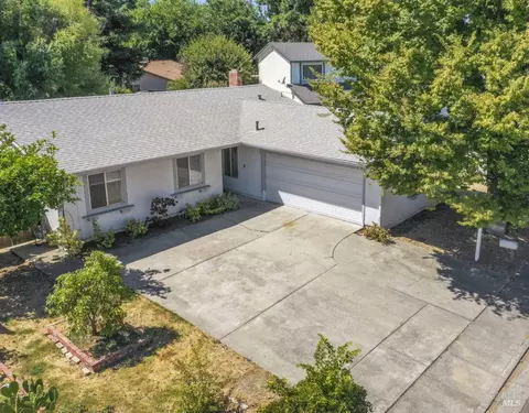 715 Berkshire Ct, Dixon, CA 95620