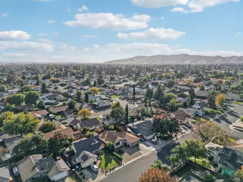 1136 Woodridge Dr, Vacaville, CA 95687
