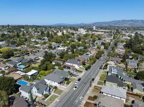 View/Area - 744 B St, Petaluma, CA 94952 photo 3 of 6