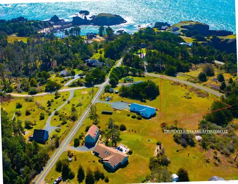 46851 Iversen Ln, Gualala, CA 95445