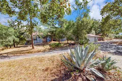 3954 Holland Dr, Santa Rosa, CA 95404