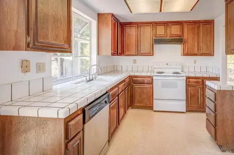 Kitchen - 200 Fieldstone Ct, Vallejo, CA 94589 photo 2 of 2