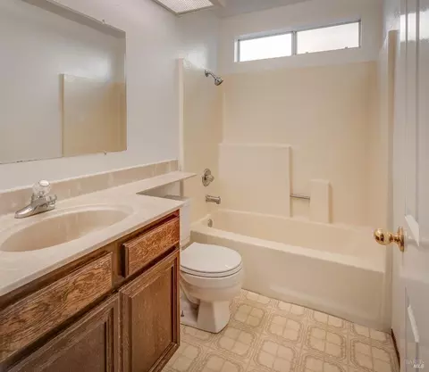 Bath - 200 Fieldstone Ct, Vallejo, CA 94589 photo 3 of 3