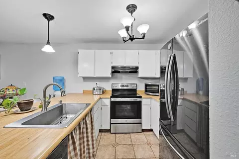 Kitchen - 48 Creek Ct, Cotati, CA 94931 photo 2 of 4