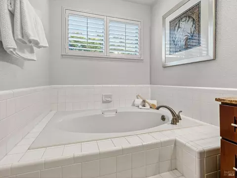 Bath - 220 Mendelssohn Ct, Cotati, CA 94931 photo 2 of 6