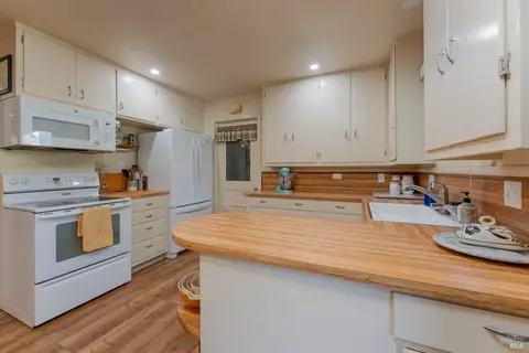 Kitchen - 149 Cresta Dr, Ukiah, CA 95482 photo 2 of 2