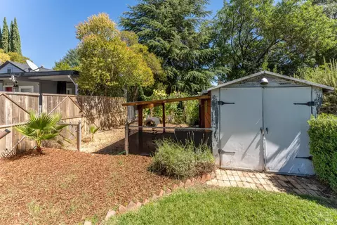 Exterior - 149 Cresta Dr, Ukiah, CA 95482 photo 6 of 9