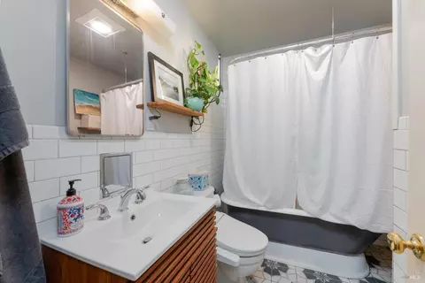 Bath - 149 Cresta Dr, Ukiah, CA 95482 photo 1 of 1