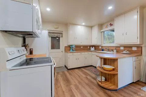 Kitchen - 149 Cresta Dr, Ukiah, CA 95482 photo 1 of 2