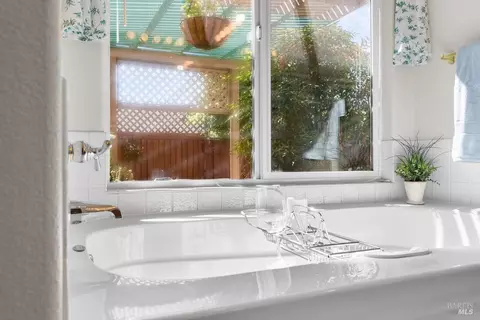 Bath - 845 Starr Cir, Windsor, CA 95492 photo 2 of 4