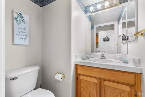 Bath - 845 Starr Cir, Windsor, CA 95492 photo 4 of 4