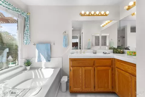 Bath - 845 Starr Cir, Windsor, CA 95492 photo 1 of 4