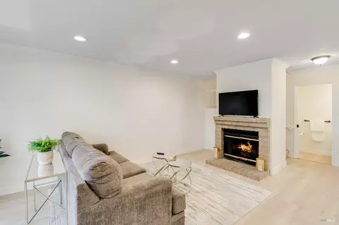 Living - 613 Devonwood, Hercules, CA 94547 photo 2 of 2