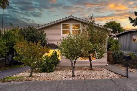 820 Brown St, Healdsburg, CA 95448