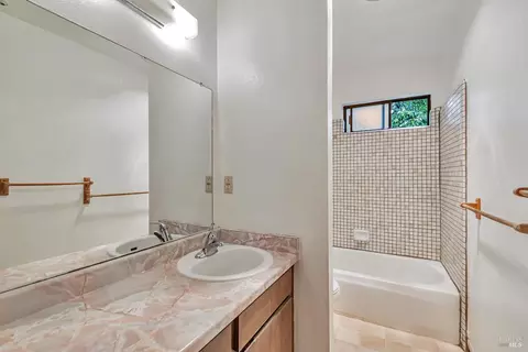 Bath - 79 William St #L, Cotati, CA 94931 photo 1 of 1