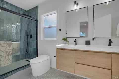 Bath - 1646 Parker St, Berkeley, CA 94703 photo 4 of 4