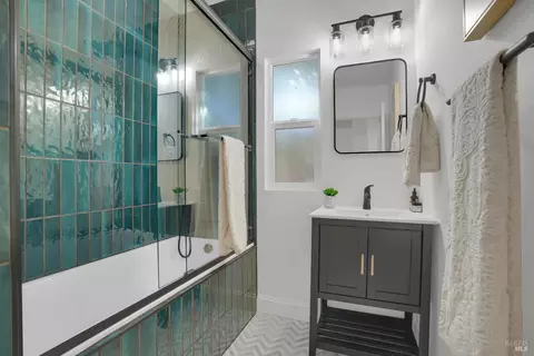 Bath - 1646 Parker St, Berkeley, CA 94703 photo 2 of 4