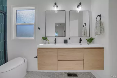 Bath - 1646 Parker St, Berkeley, CA 94703 photo 3 of 4