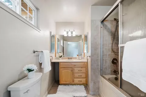 Bath - 175 Temelec Cir, Sonoma, CA 95476 photo 3 of 4
