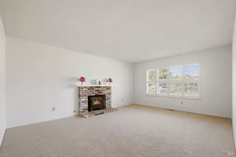 Living - 175 Temelec Cir, Sonoma, CA 95476 photo 2 of 8