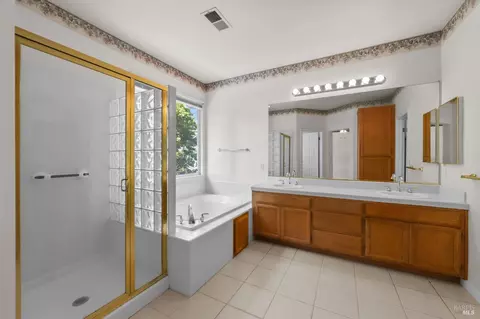 Bath - 1109 Jennifer Ln, Windsor, CA 95492 photo 2 of 3