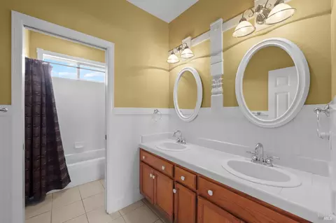 Bath - 1109 Jennifer Ln, Windsor, CA 95492 photo 3 of 3