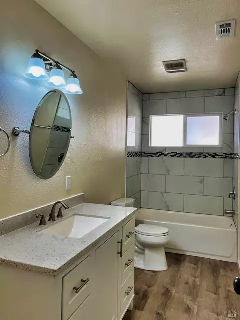 Bath - 804 E Gobbi St, Ukiah, CA 95482 photo 3 of 3