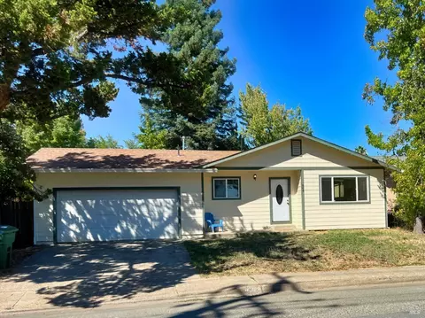 Exterior - 804 E Gobbi St, Ukiah, CA 95482 photo 3 of 4