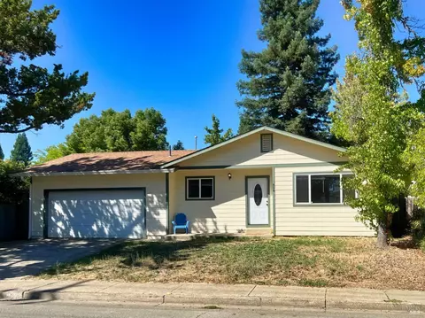 Exterior - 804 E Gobbi St, Ukiah, CA 95482 photo 2 of 4