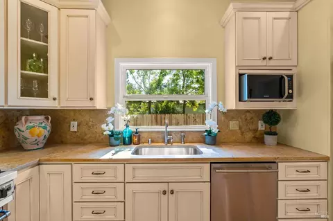 Kitchen - 1121 Rutherford Rd, Napa, CA 94558 photo 5 of 6