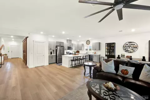 Entry Way - 970 Camelia Dr, Dixon, CA 95620 photo 4 of 7