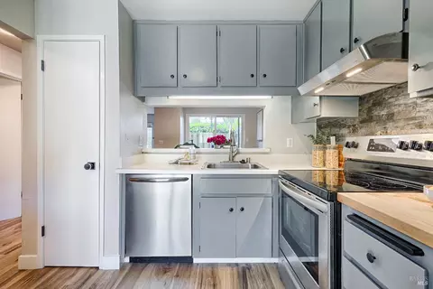 Kitchen - 2 Fielding Cir, Mill Valley, CA 94941 photo 2 of 5