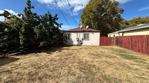 Exterior - 1046 Maple Ave, Vallejo, CA 94591 photo 3 of 4