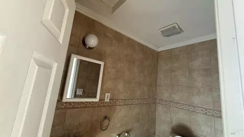 Bath - 1046 Maple Ave, Vallejo, CA 94591 photo 3 of 4