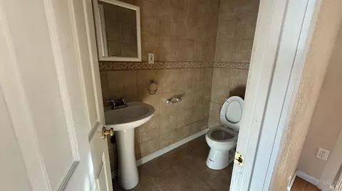 Bath - 1046 Maple Ave, Vallejo, CA 94591 photo 1 of 4