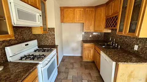 Kitchen - 1046 Maple Ave, Vallejo, CA 94591 photo 2 of 2