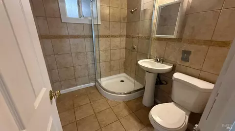 Bath - 1046 Maple Ave, Vallejo, CA 94591 photo 2 of 4
