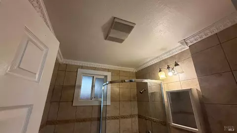 Bath - 1046 Maple Ave, Vallejo, CA 94591 photo 4 of 4