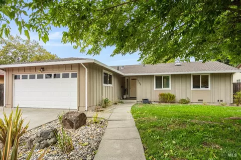 1705 Clairmont Ct, Petaluma, CA 94954