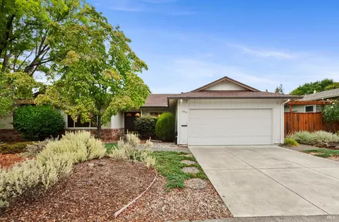 4925 Stonehedge Dr, Santa Rosa, CA 95405