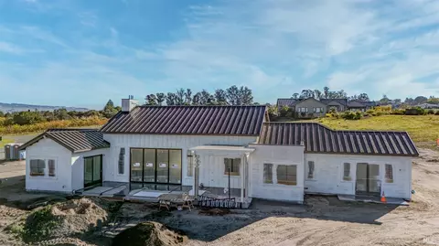 2183 Live Oak Farm Ln, Petaluma, CA 94952