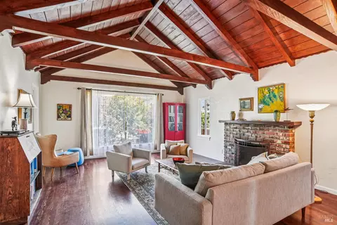 Living - 935 Virginia St, Vallejo, CA 94590 photo 2 of 3