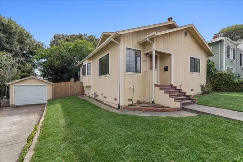 886 Olive St, Petaluma, CA 94952