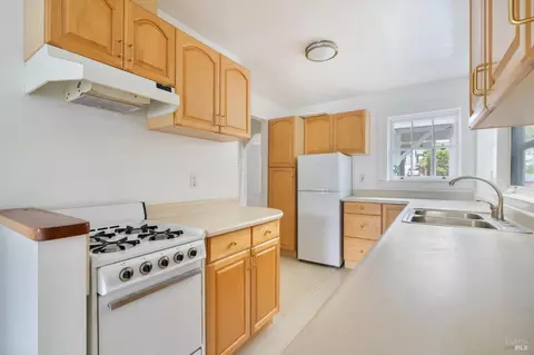 Kitchen - 32 Mountain View Ave, Mill Valley, CA 94941 photo 3 of 7
