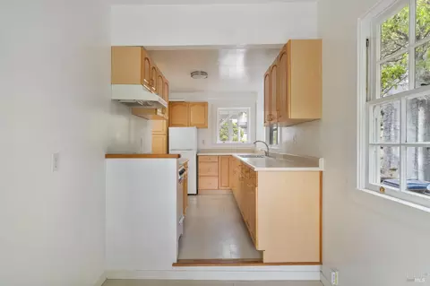 Kitchen - 32 Mountain View Ave, Mill Valley, CA 94941 photo 6 of 7